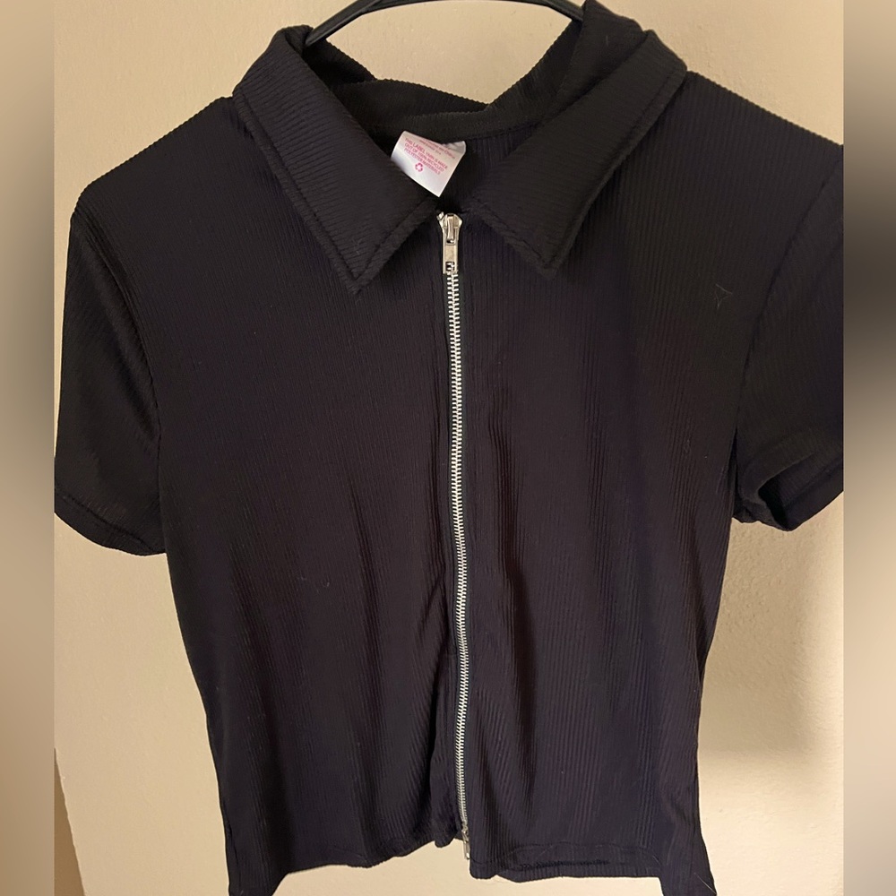 Short sleeve black top with a sliver zipper that works.